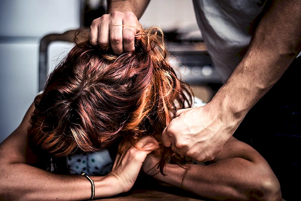 Haare eines Mädchens haltend