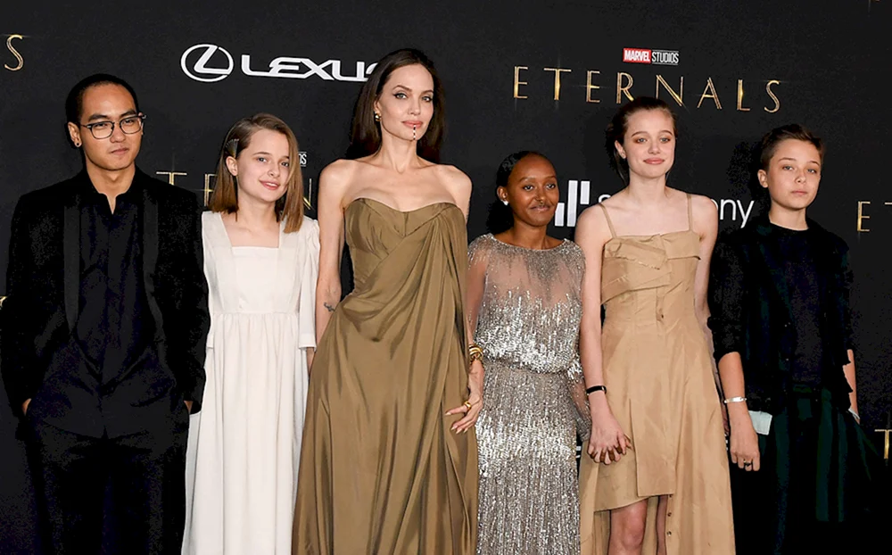 Angelina Jolie's Kinder Vivienne 2022