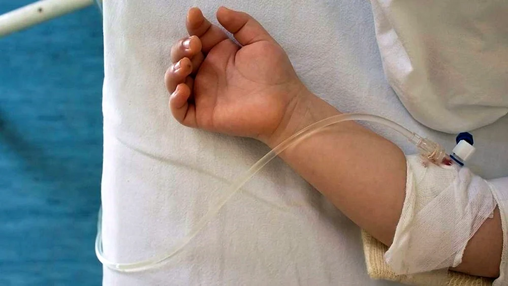 Mädchen im Krankenhaus unter einer Infusion