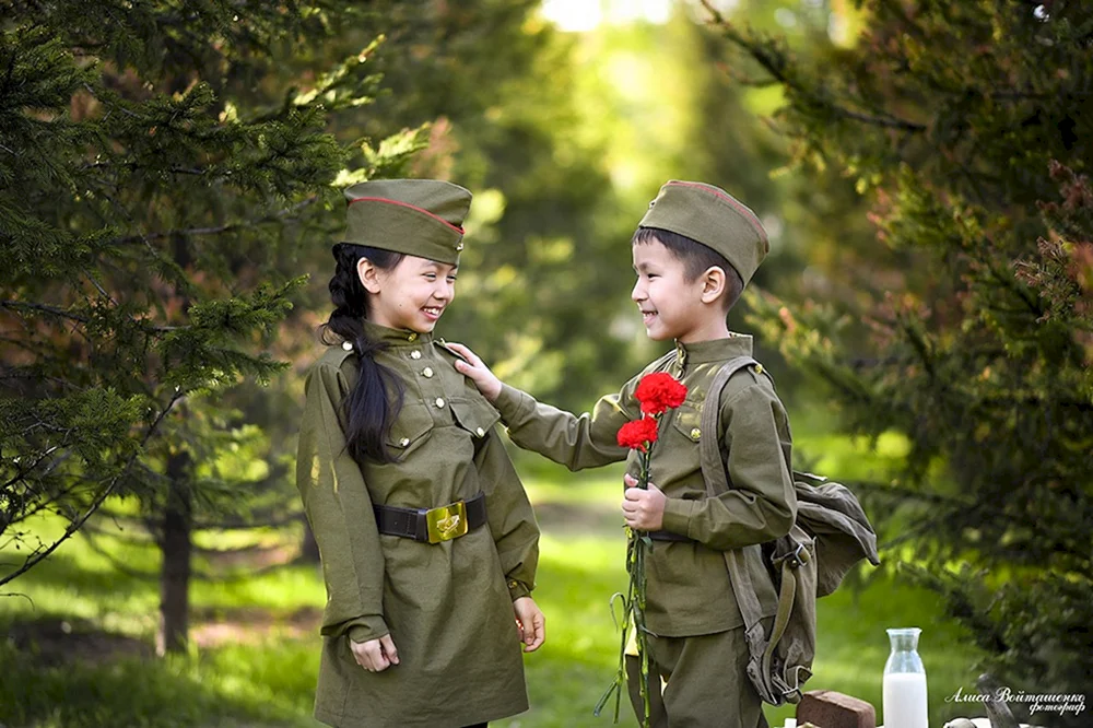 Kinder-Fotoshooting in Militäruniform