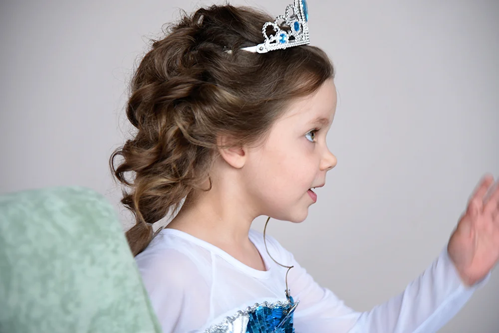 Mädchenfrisur mit Diadem