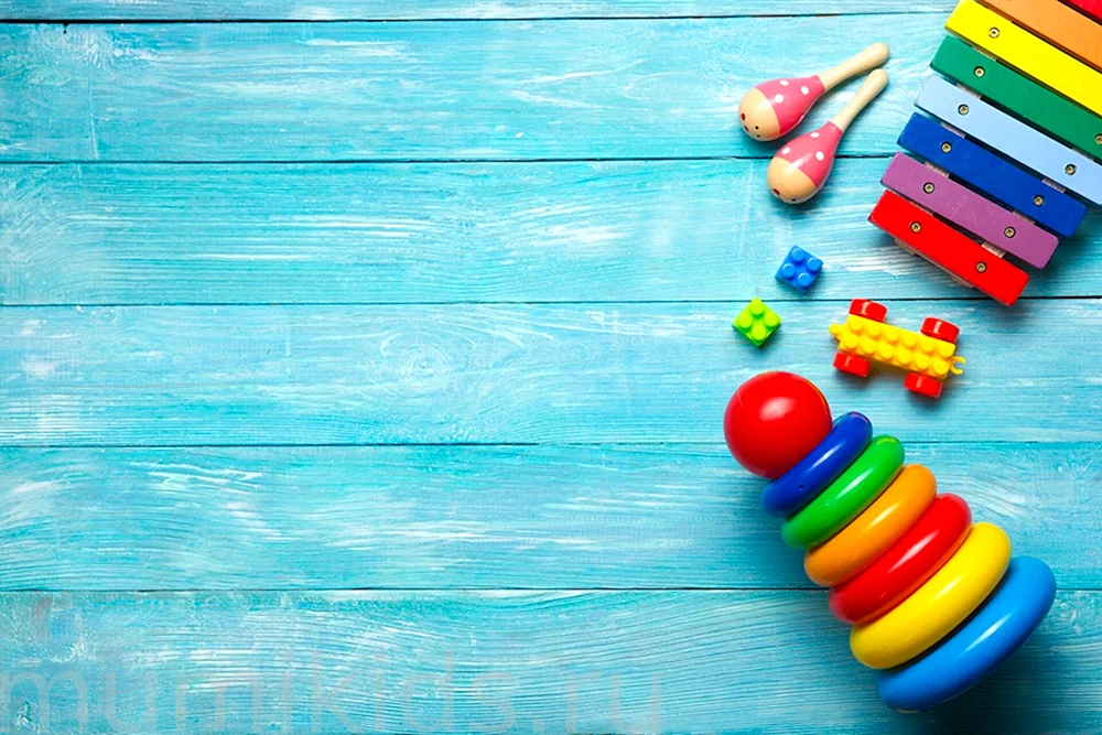 Kinderspielzeug auf Holzhintergrund