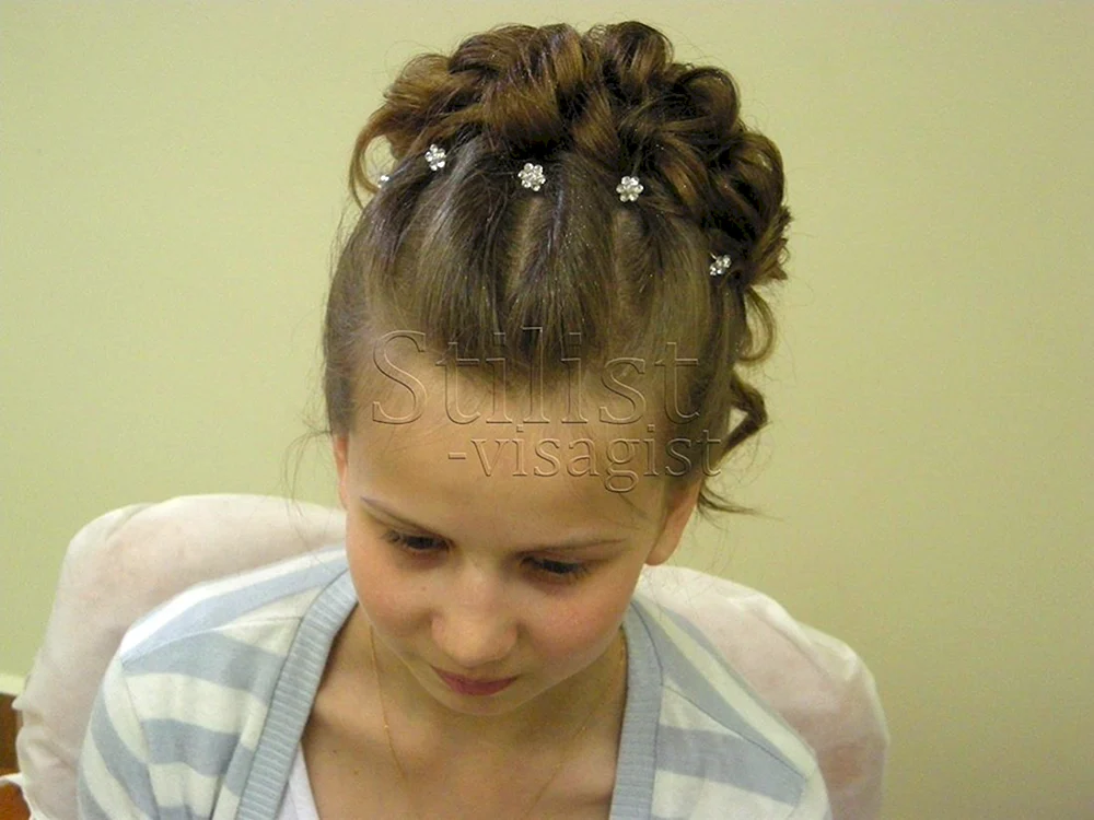 Mädchenfrisuren für den Abschlussball mit Locken für Mädchen