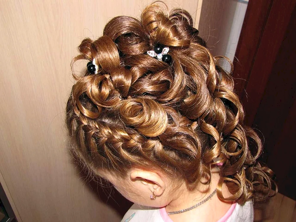 Mädchenfrisuren zum Abschluss