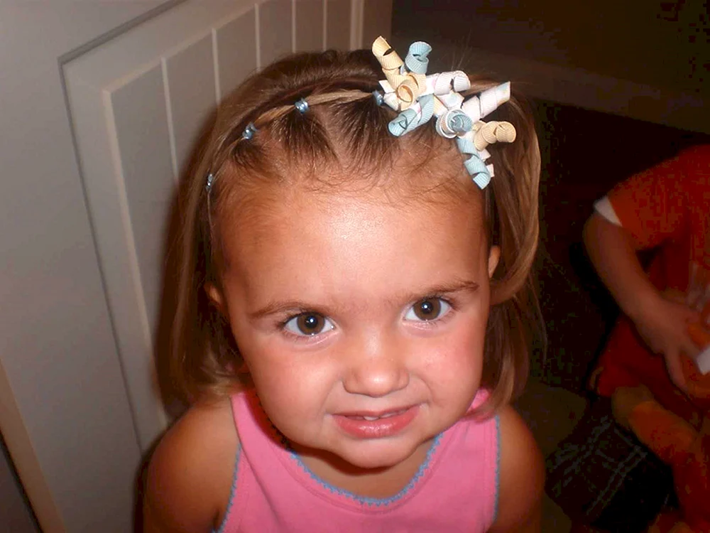 Kinderfrisuren mit Haarreif
