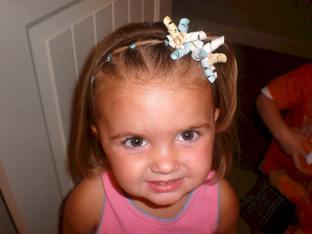 Kinderfrisuren mit Haarband