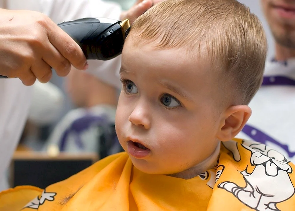 Mädchen bekommen Haarschnitt