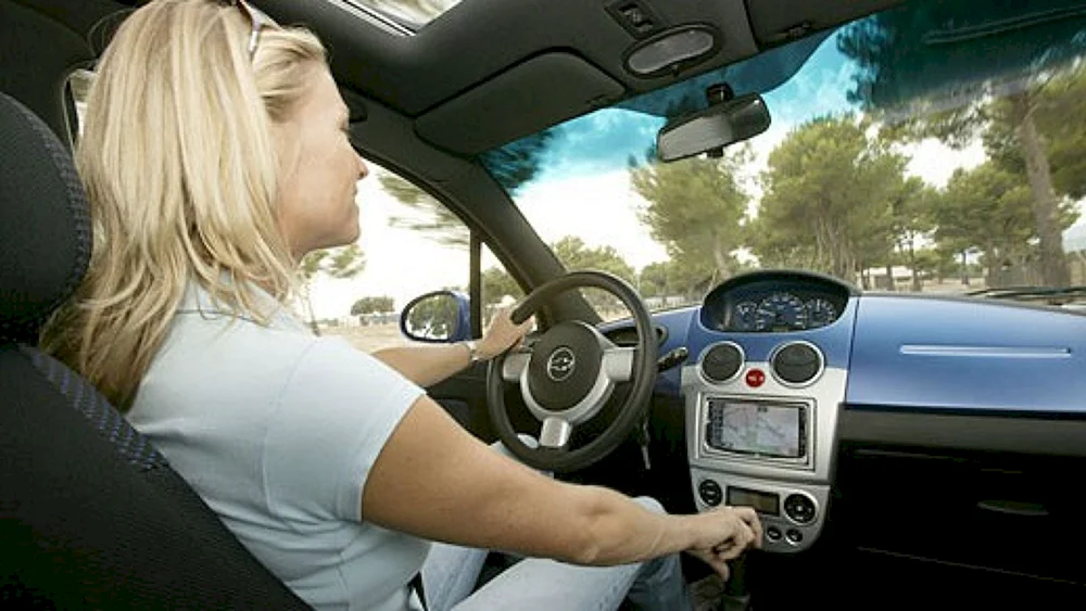 Deu Matiz hinter dem Lenkrad