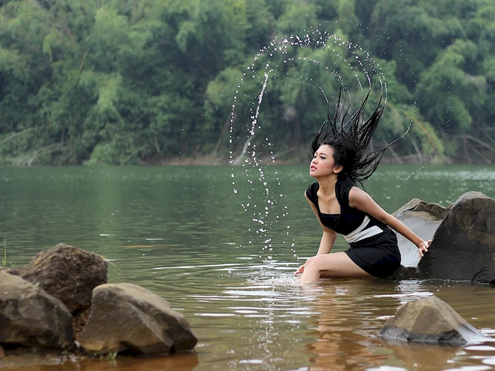 Mädchen am Wasser