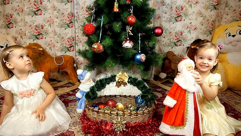Mädchen 2 Jahre alt NeujahrsbaumDarya Umnova Frosik_Frosya