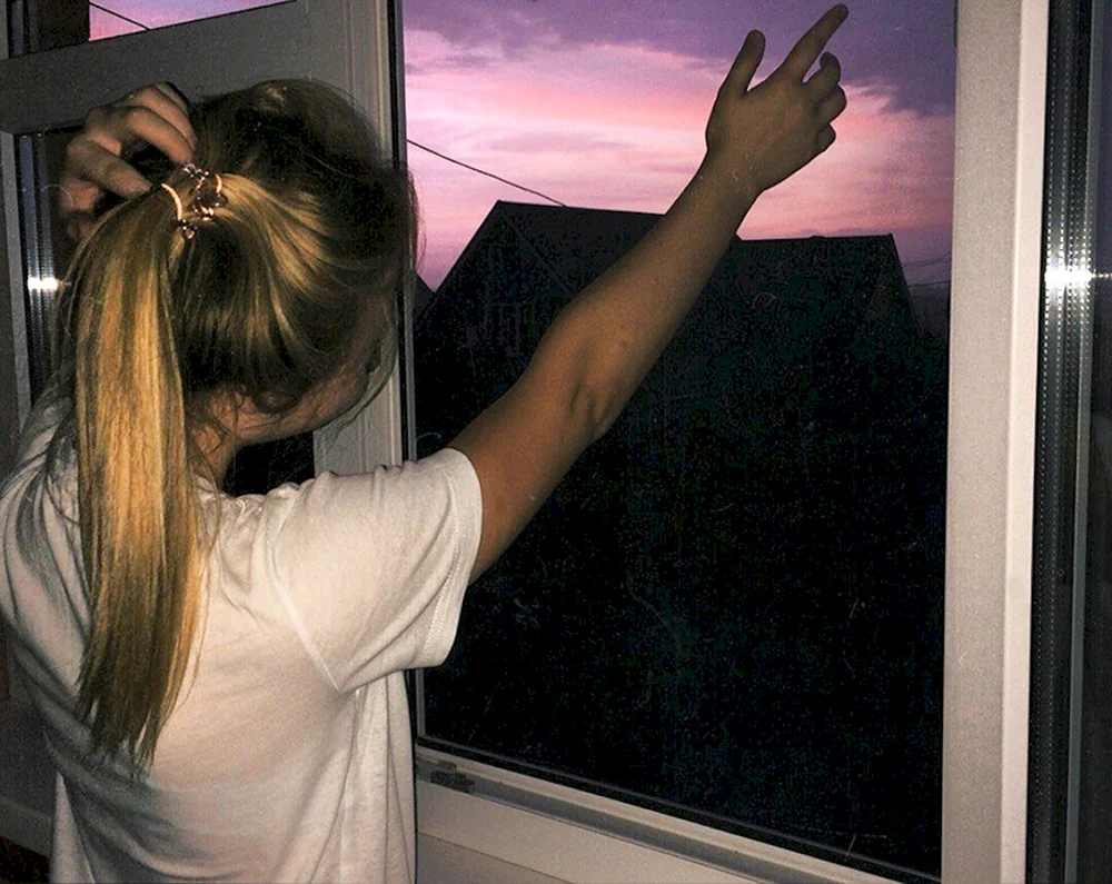 Mädchen mit blonden Haaren vor dem Spiegel