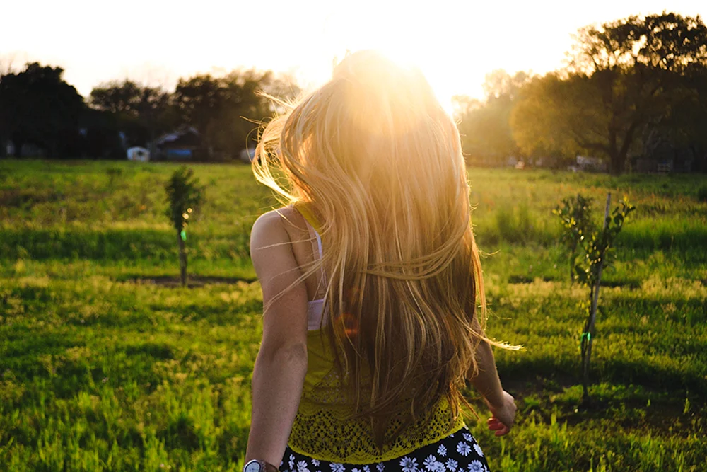 Blondes mit lockigem Haar