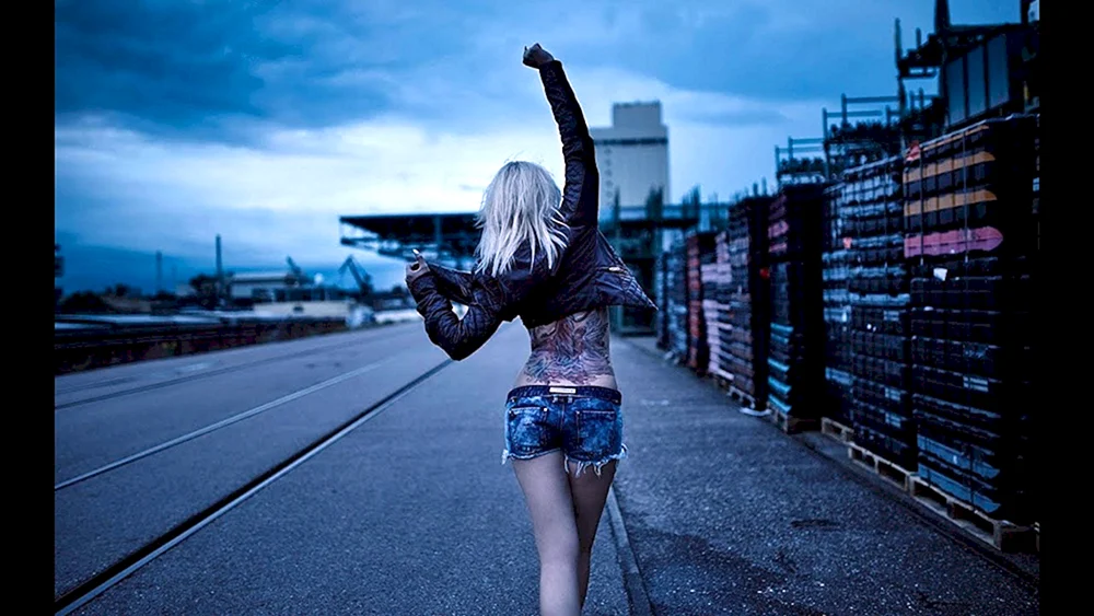 Blondine in Shorts am Meer
