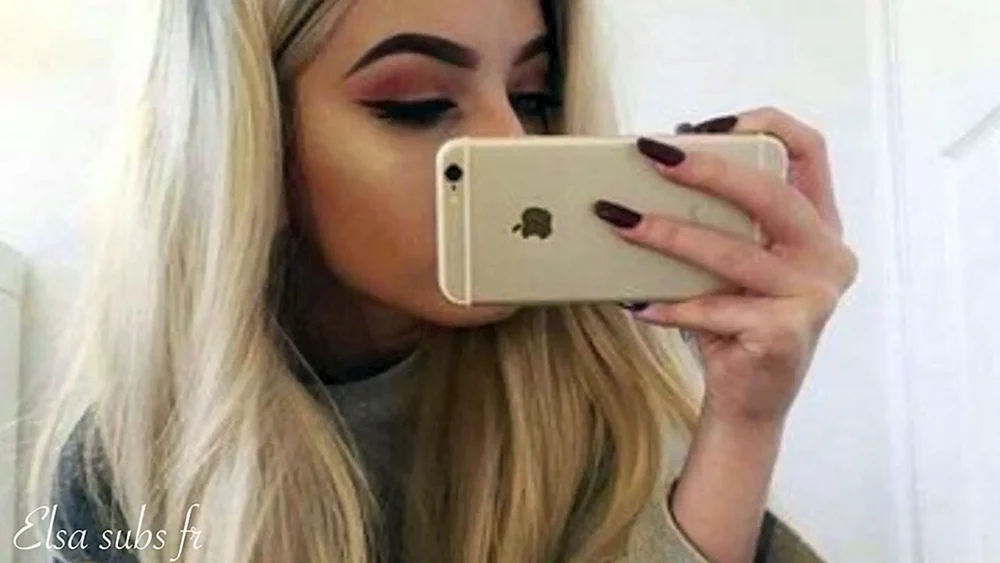 Blondes Mädchen mit iPhone 12