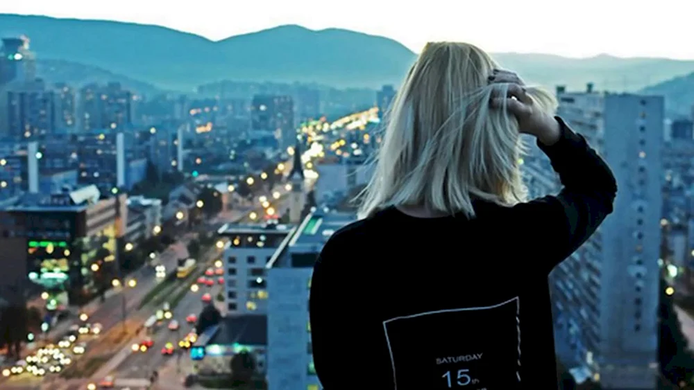 Mädchen mit einem blonden Bob von hinten