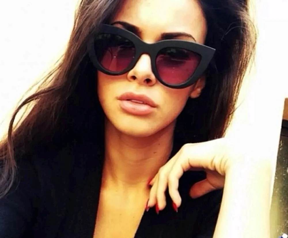 Brunettes Mädchen mit Brille