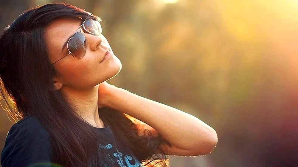 Brunettes Mädchen mit Brille
