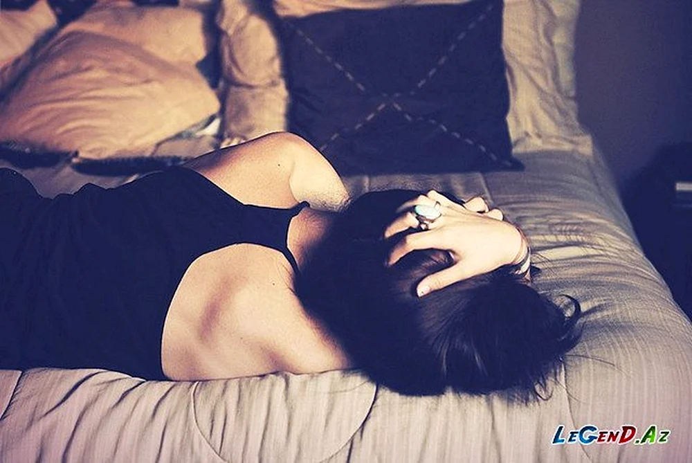 Mädchen brünett im Bett