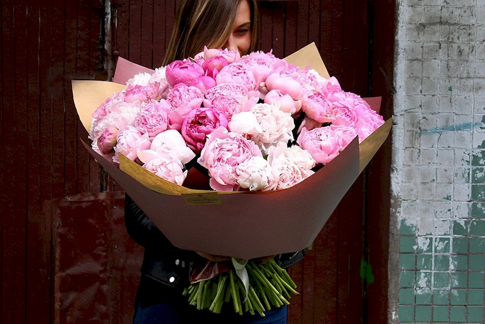 Ein Kofferraum mit Blumen