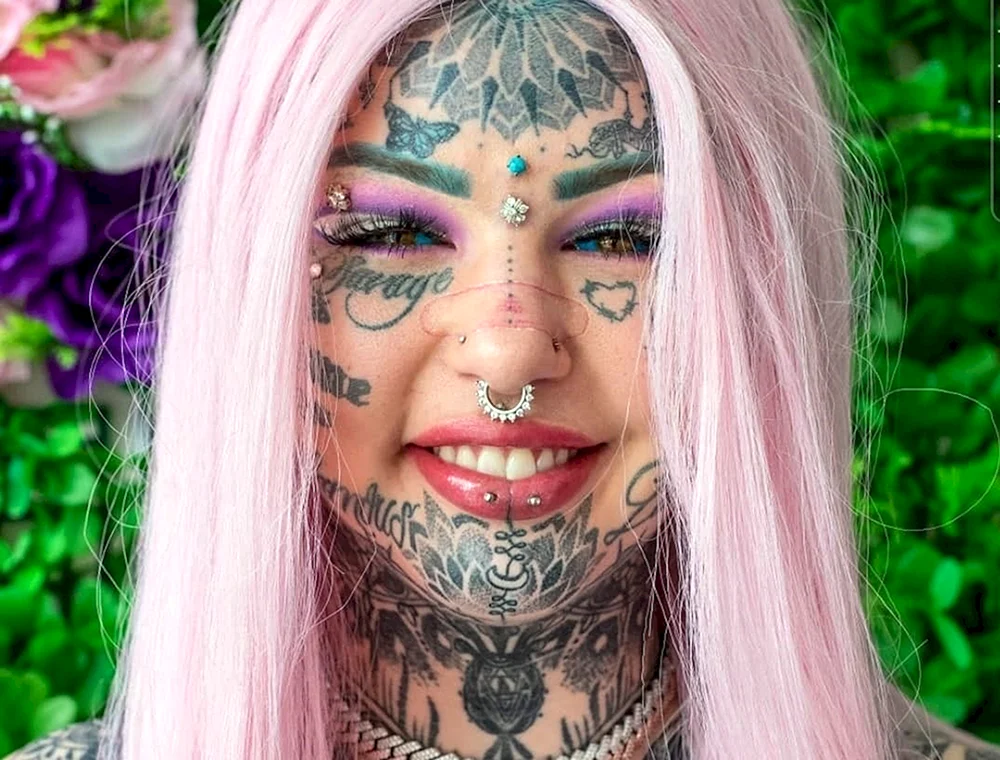 Tattooed Amber Luke