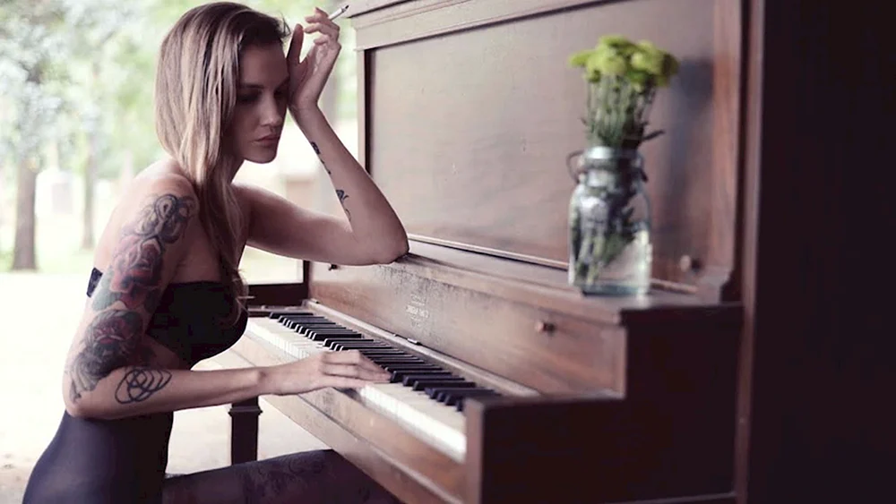 Mädchen und Klavier