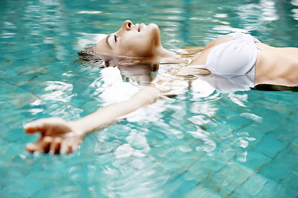 Mädchen im Pool