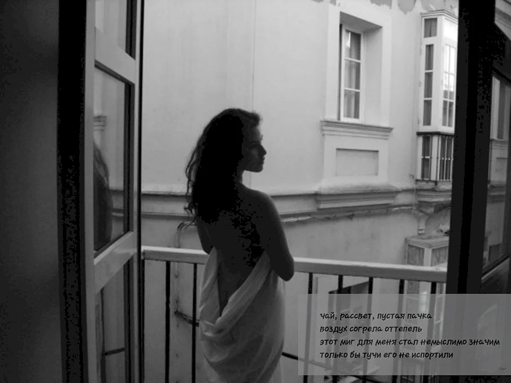 Mädchen auf dem Balkon