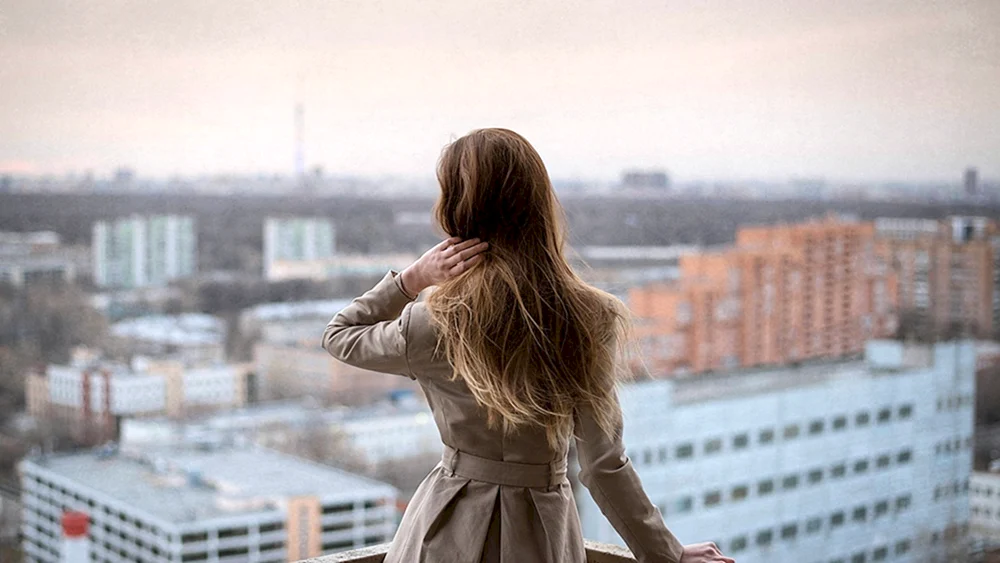 Mädchen auf dem Balkon