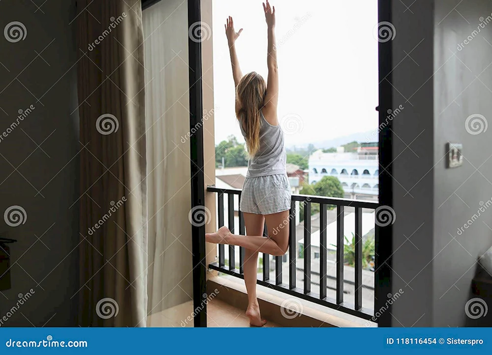 Rauchend auf dem Balkon bei Nacht