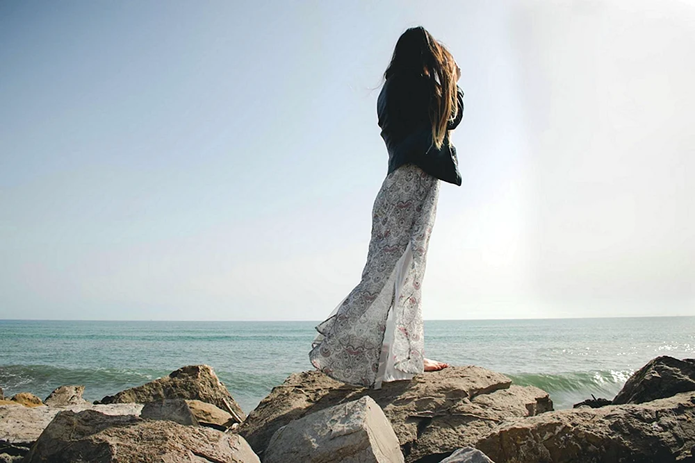 Mädchen am Meer von hinten
