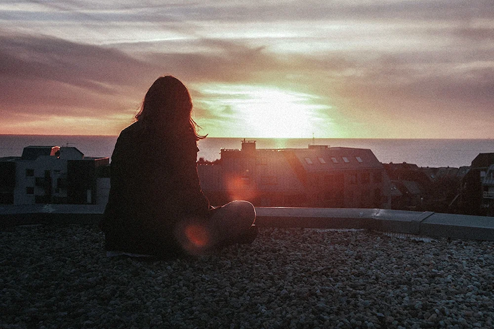 Mädchen auf dem Dach Sonnenuntergang