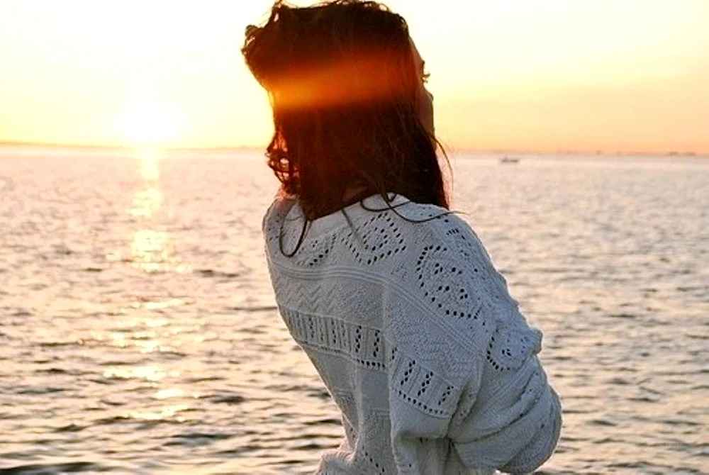 Mädchen am Meer von hinten