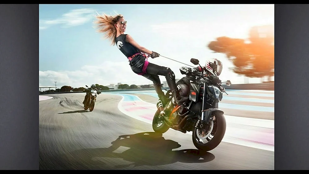 Mädchen auf Motorrad