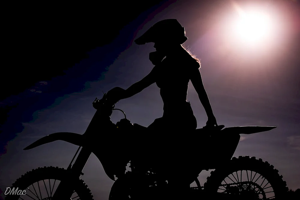 Mädchen auf Motorrad