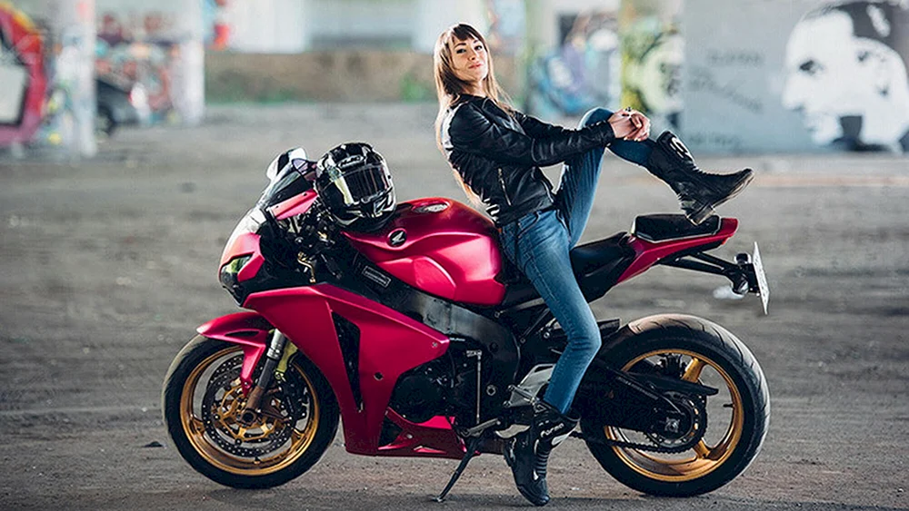 Mädchen auf Motorrad