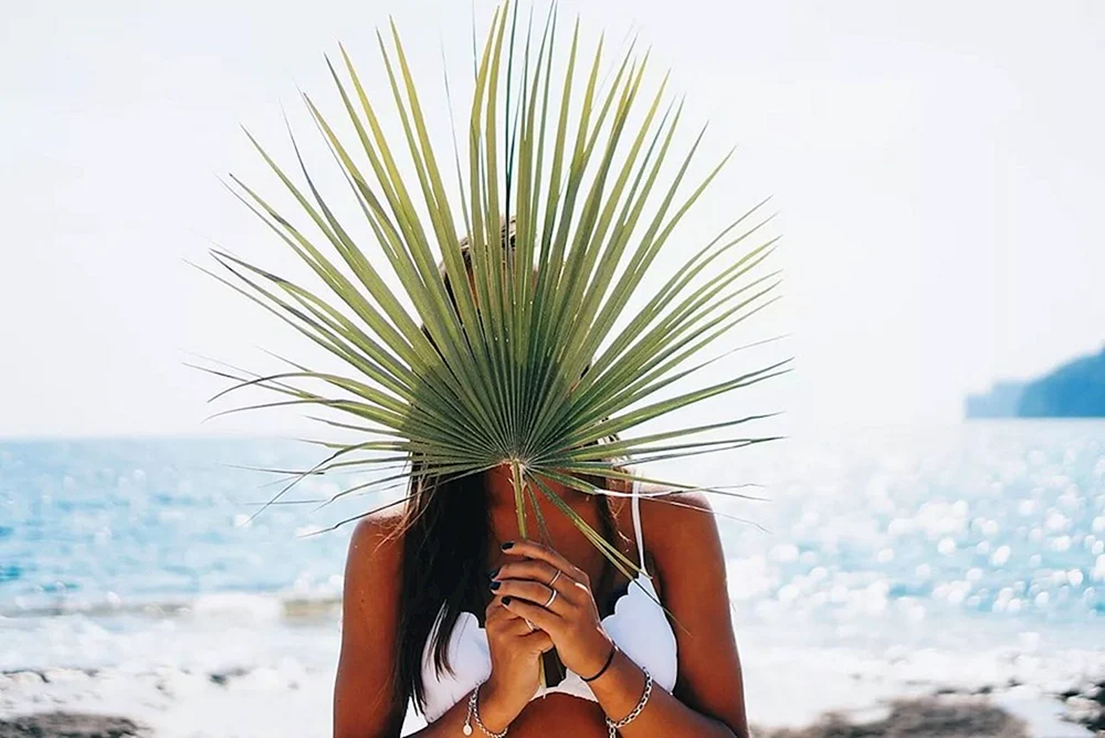 Mädchen auf Palme