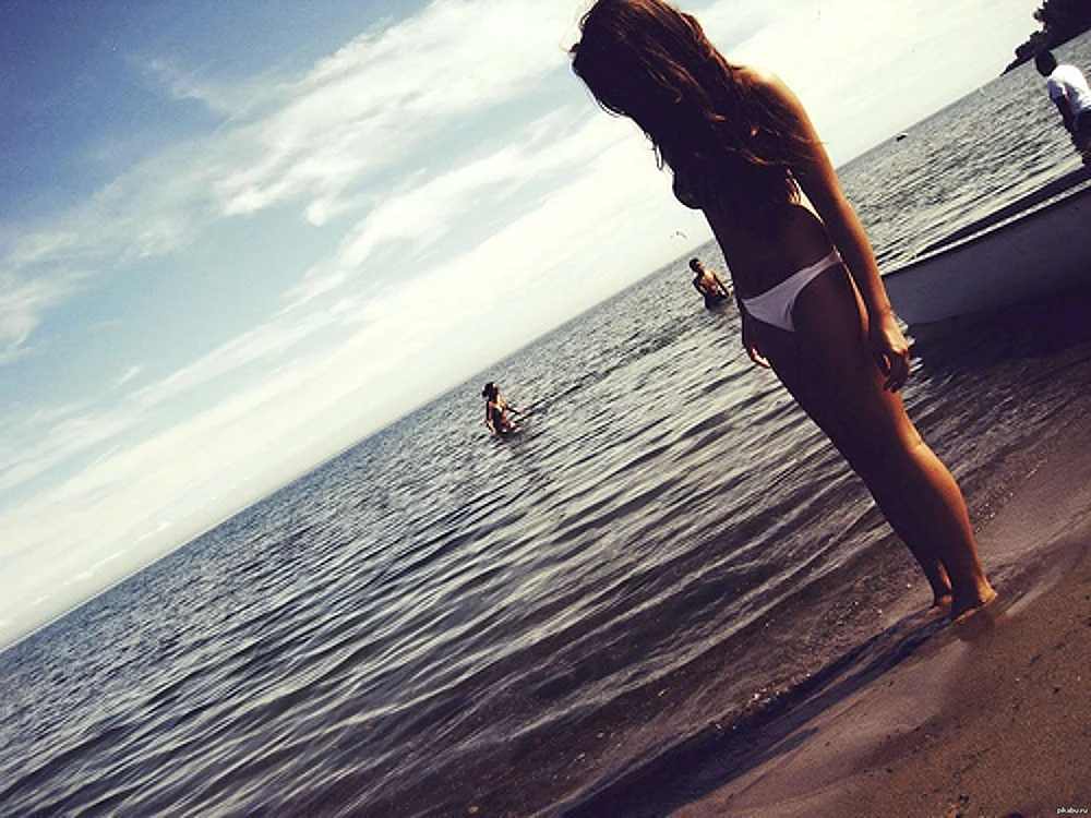 Mädchen am Strand mit Rücken