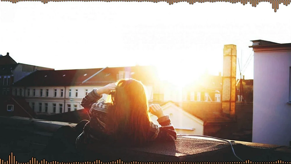 Mädchen auf dem Sonnenaufgang