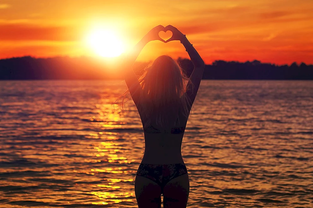 Mädchen im Schwimmbad bei Sonnenuntergang