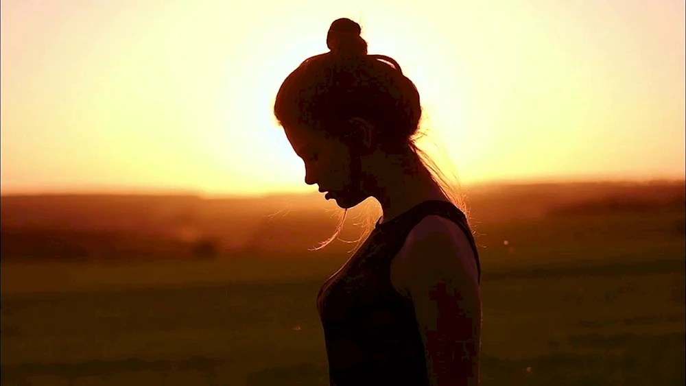 Mädchen bei Sonnenuntergang