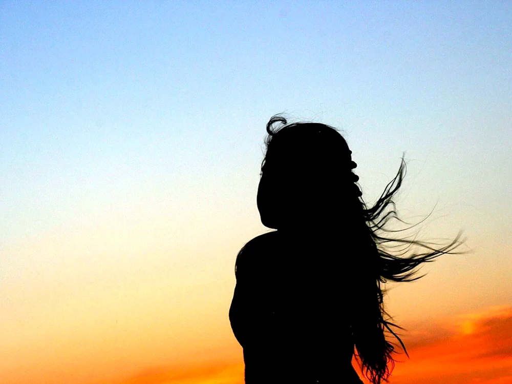 Mädchen bei Sonnenuntergang