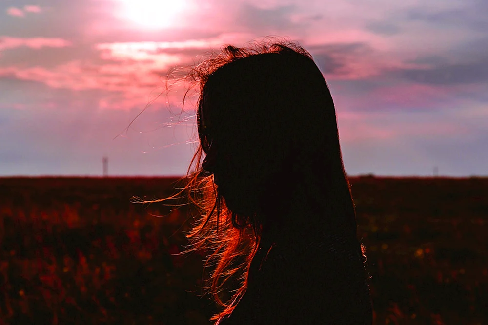 Mädchen bei Sonnenuntergang