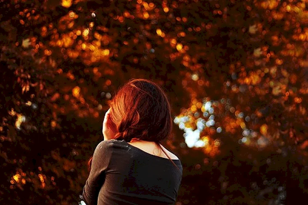 Herbstmädchen von hinten
