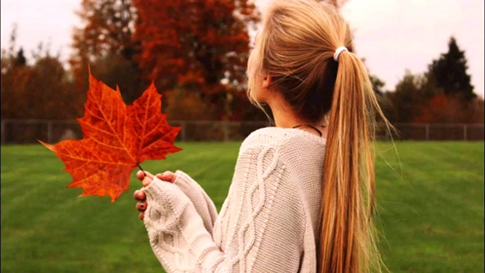 Herbstmädchen von hinten