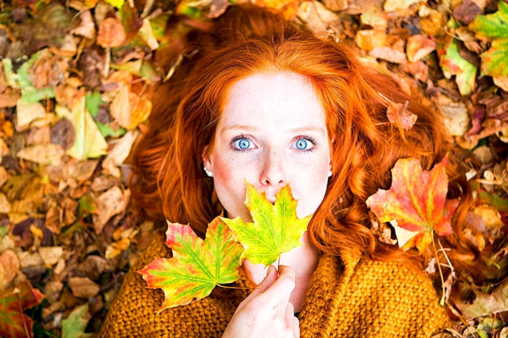 Herbstmädchen von hinten