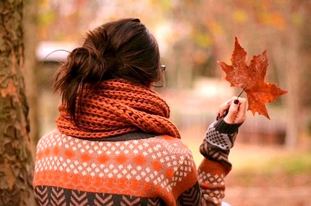 Herbstmädchen von hinten