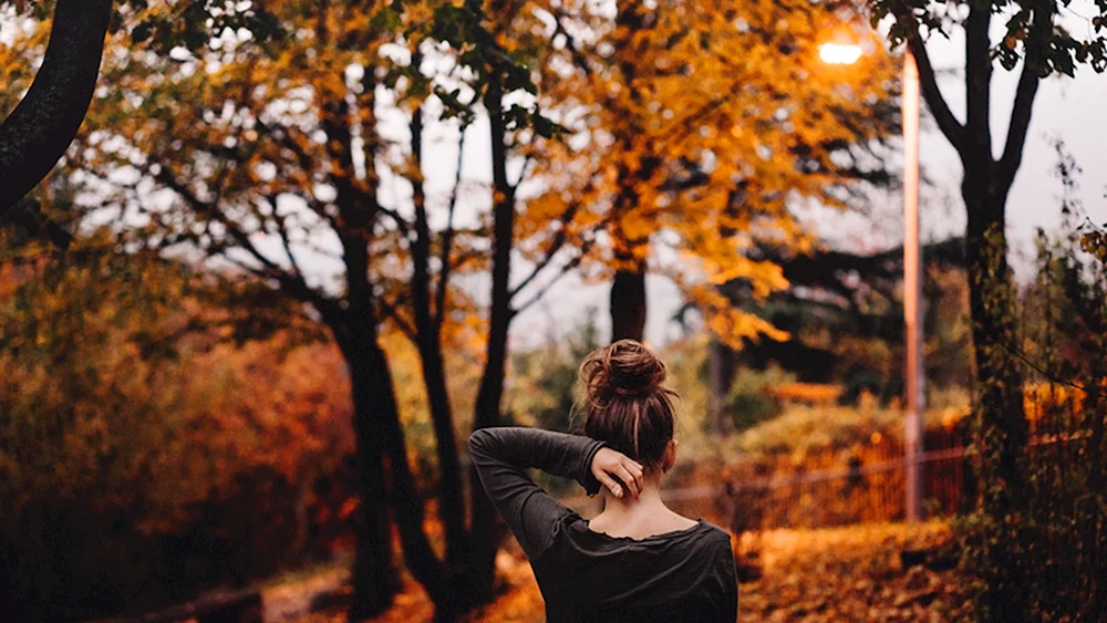 Herbstmädchen von hinten