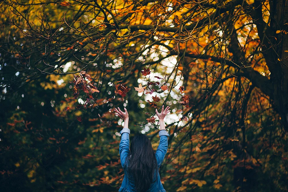 Herbstmädchen mit Rücken