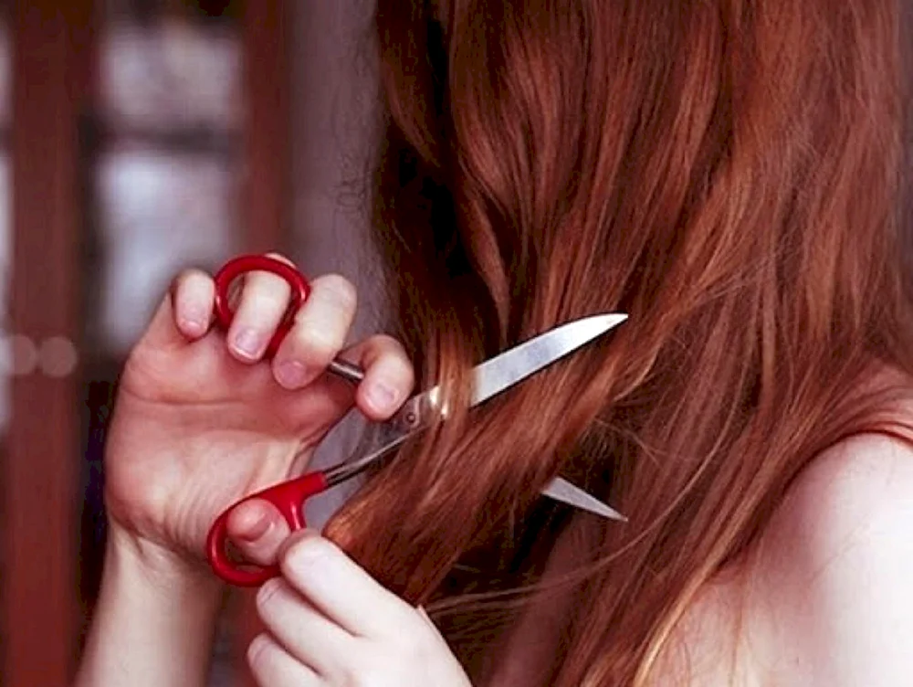 Mädchen schneidet sich die Haare ab