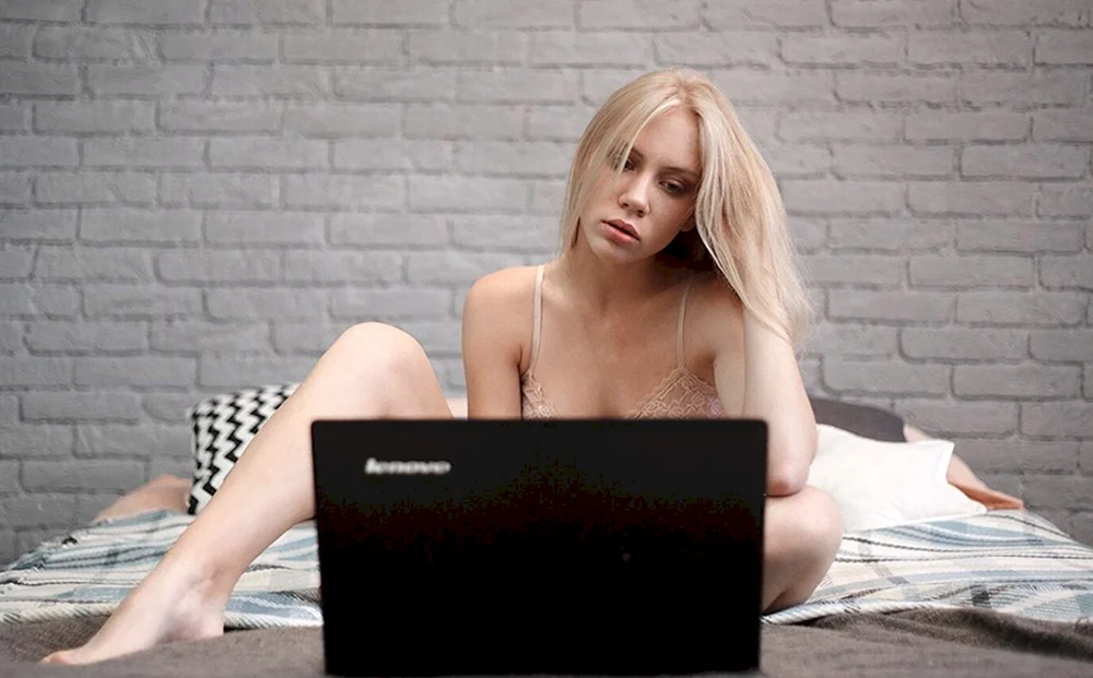 Mädchen vor Laptop
